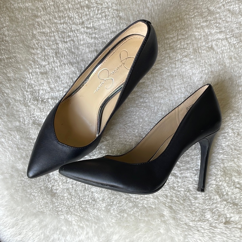 Jessica Simpson classic black leather pumps